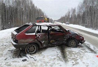 Столкнулись ВАЗ-2109 и ВАЗ-2107 на трассе в Ростовской области