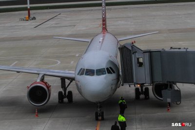 В аэропорту Платов мужчину задержали за курение в самолете