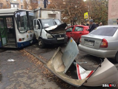В Ростове произошло массовое ДТП с участием автобуса, «Газели» и двух легковушек