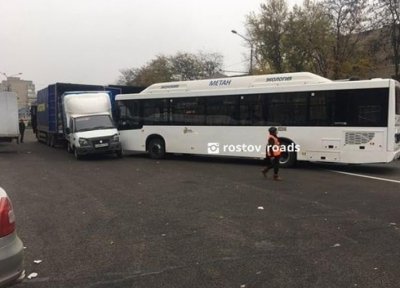 В Ростове новый автобус выкатился на дорогу и протаранил «Газель», пока водитель был в магазине