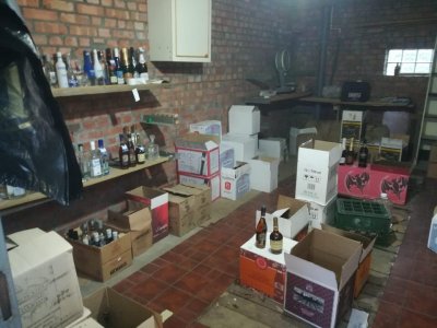 Спирт и тысячи бутылок с водкой: в Ростовской области обнаружили нелегальный алкогольный цех