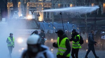 Во Франции в субботу на акциях протеста задержали более 350 человек