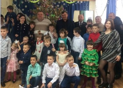 Белокалитвинские полицейские поздравили детей реабилитационного центра с Новым годом и Рождеством