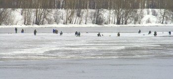 В Белой Калитве водитель такси спас рыбака, который провалился под лёд