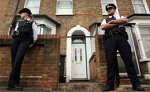 Британская полиция охраняет солдата, которого хотели убить террористы