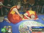 Буддисты возводят песчаную святыню