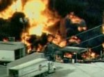В США после серии взрывов на химическом заводе начался сильный пожар