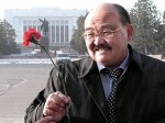 Государственные мужи Киргизии получили цветы к 8 марта