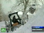 Жители Сахалина борются со снежными заносами