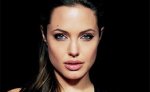 Анджелина Джоли прилетела во Вьетнам за новым приемным сыном
