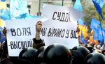 Число митингующих у КС Украины растет