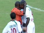 В Бразилии арбитр показал футболисту "горчичник" за поцелуй