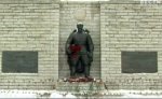 Таллинцы несут цветы к ограждению вокруг Бронзового солдата