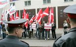 В Петербурге митингующие поздравили Эстонию полутораметровой открыткой