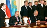 Казахстан будет транспортировать практически всю нефть через Россию