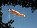 Над Миланом летает 21-метровый голый мужчина