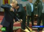 Президенты закопали памятную капсулу позолоченными лопатами