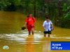 Индийские школьники радуются потопу