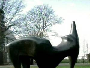 В Великобритании похищена двухтонная скульптура Генри Мура: полиция обнаружила грузовик