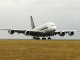 Самый большой в мире пассажирский самолет Airbus A380 совершил свой первый коммерческий рейс