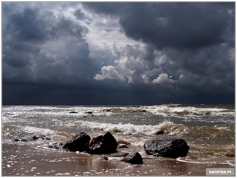 Разное состояние моря. Балтийский залив ливень. Пасмурное море. Состояние моря. Дождь на море.