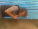 Неизвестный человек спит на скамейке. Фото калитва.ру