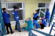 Волонтеры моют окна. Фото пресс-службы ЗАО Алкоа Металлург Рус