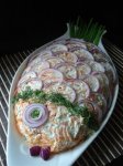 Новогодний рецепт: Слоеный салат с красной рыбой, рисом и овощами