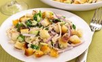 Рецепт хрустящего куриного салата с огурцами и сухариками
