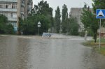 Дождевая вода продолжает затапливать дома и подвалы домов по улицам Вишневой, Российской, Мичурина, Котовского, Тимирязева