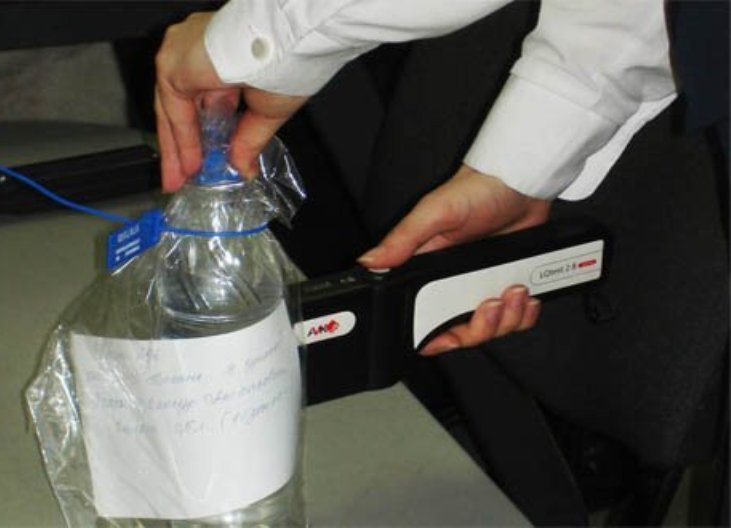 Стеклянная бутылка в самолет. Бутылки для перевозки жидкости в самолете. Бензин в бутылке. Бутылка воды в самолете.