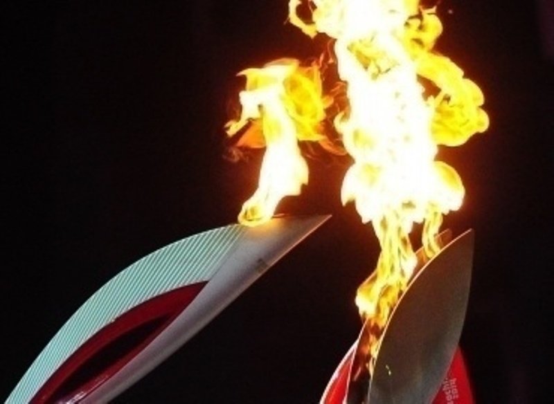 Оттуда в пляшущем свете факела поднимались. Олимпийский огонь в Сочи символ. Олимпийский огонь Сочи 2024. Факел олимпийского огня Олимпийских игр зажигается. Факел Олимпийский фон.