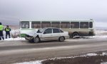 На юге Волгограда иномарка вылетела на встречку и врезалась в дачный автобус