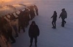 В Красноярском крае пассажиры толкали примерзший к площадке самолет