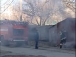 Несколько минут назад в Таганроге на Русском поле загорелись сразу два гаража.