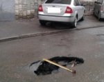 Несколько ростовчан пострадали из-за ямы на дороге в центре города