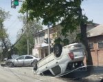 В Ростове при ДТП на Нансена автомобиль перевернулся на крышу