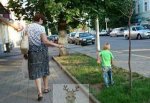Женщина выгуливала ребенка на поводке в Новочеркасске