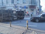 В центре Ростова после ДТП на пешеходном переходе перевернулась «газель»