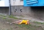 13-летняя школьница упала с 3-го этажа, спускаясь по простыням в Ростовской области