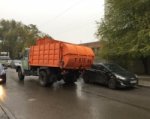 В Ростове мусоровоз устроил ДТП с припаркованной иномаркой