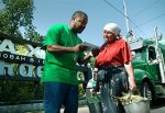 Бабуля, продающая кукурузу Xzibit, попала в первый ролик о г. Шахты