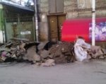 В Ростове дорожные рабочие складировали асфальт на газоны и тротуары