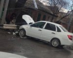В Ростове легковушка протаранила отбойник на проспекте Нагибина