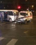 Врач и пациентка пострадали при столкновении маршрутки и скорой в Ростове