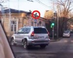 В Ростове Land Cruiser с правительственными номерами проехал под кирпич