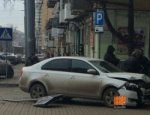 На пересечении Горького и Островского автомобиль влетел в угол жилого дома