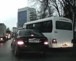 В Ростове водители маршрутки и иномарки не поделили дорогу