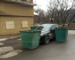В Ростове мусорщики наказали иномарку за неправильную парковку