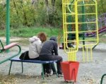 В Ростове наркодилеры сбывали героин на детской площадке